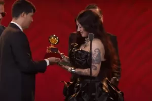 ¡Orgullo nacional! Mon Laferte ganó «Mejor Álbum de Música Alternativa» por Autopoiética en los Latin Grammy 2024