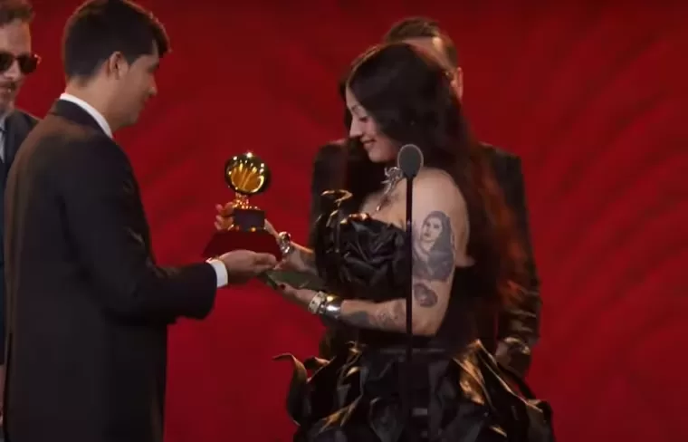 ¡Orgullo nacional! Mon Laferte ganó «Mejor Álbum de Música Alternativa» por Autopoiética en los Latin Grammy 2024